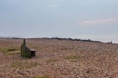 Batı Sussex 'teki Shoreham-by-sea sahilinde bir bank.