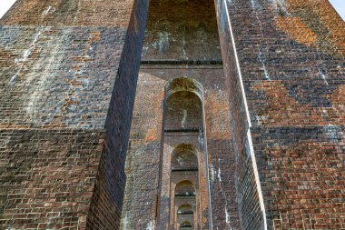 Sussex 'teki Ouse Viyadük' ünün kemerlerine bakıyorum.