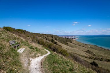 Sussex kıyısındaki sahil yolu boyunca ilerideki Eastbourne kasabasına bakıyorum.