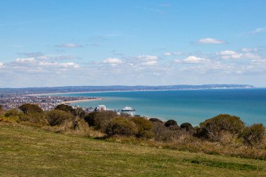 Güney Tepelerinden Eastbourne 'a doğru bakıyorum.