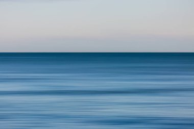 Kasıtlı kamera hareketiyle sakin bir deniz manzarası