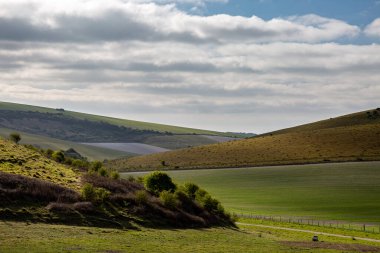 Güneşli bir bahar sabahında Güney Tepelerindeki tarlalar