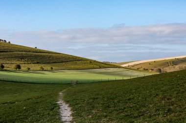 Güneşli bir bahar sabahında Güney Tepeleri 'ne giden bir yol