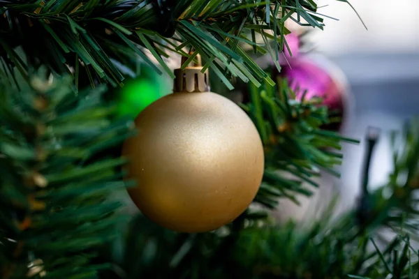 Bir Noel Ağacında Altın Bir Mücevher Sığ Bir Tarla Derinliğinde — Stok fotoğraf