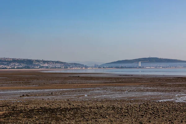 Mumbles Sahili 'nden Swansea' ye bakan dalgalar.