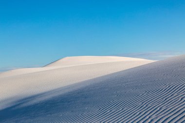 New Mexico 'daki White Sands Ulusal Parkı' nda alçıtaşı kum tepeleri.