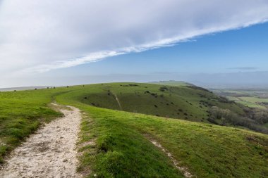 Sussex 'teki Devil' s Dyke yakınlarında Fulking Hill 'de bir patikaya bakıyorum.