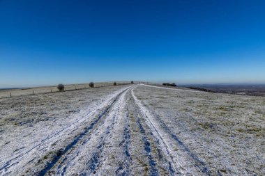 Güney Downs 'taki Fulking Hill' de kar örtüsü, tepemizde mavi bir gökyüzü var.