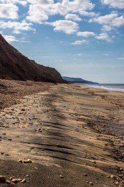 Güneşli bir yaz sabahında Wight kıyı manzarası.