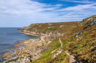 Güney batı kıyı yolu güneşli bir yaz gününde Cornwall Burnu 'na bakıyor.