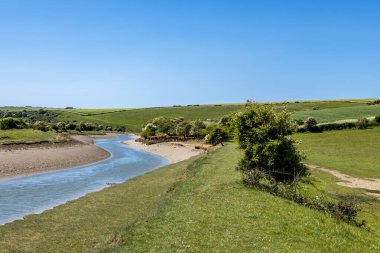 Güney Downs 'taki Cuckmere Nehri' nin üzerinde mavi bir gökyüzü