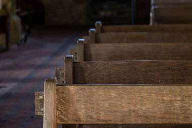 Sussex 'teki eski bir kilisede sıralar halinde.