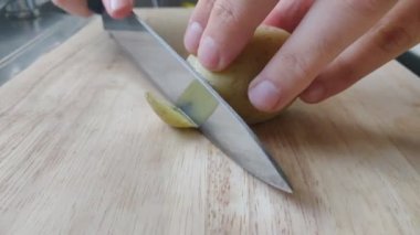 Erkek Elleri Kesme Tahtasında Taze Patates Kesiyor. Mutfakta Patates Kesme Aşçısı