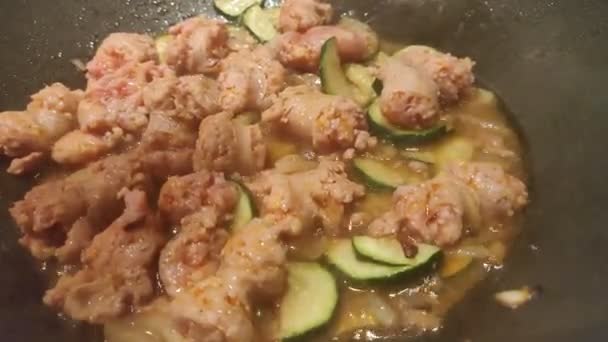 Embutidos Calabacines Cocidos Una Sartén Carne Verdue Cocidas Una Olla — Vídeo de stock