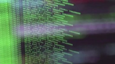 Siyah ekranda hareket eden yeşil bilgisayar yazılım kodu cama yansıyor. Raf sunucu tabanı, dinamik metin çalışan ve pc ekranında akan soyut bilgisayar hack 'leme işlemi.