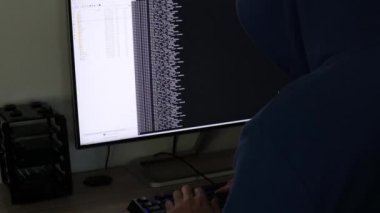 Bir hacker saldırı için beyaz kod yazar. Bilgisayarınızla bir virüs programlayın