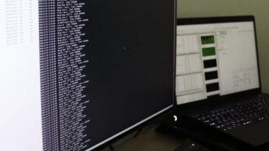 Beyaz bilgisayar yazılım kodu siyah ekranda hareket ediyor. Bilgisayar hackleme işlemi, pc ekranında çalışan ve akan dinamik metin.