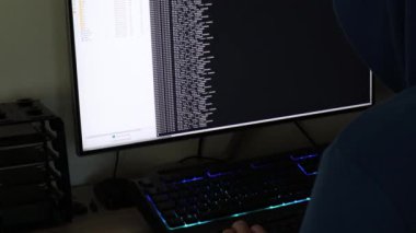Bir hacker saldırı kodunu yazar. Bilgisayarınızla bir virüs programlayın