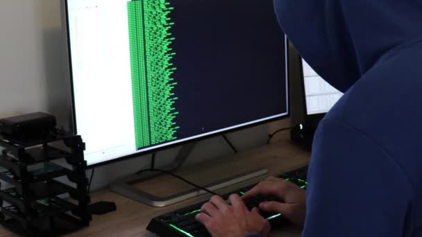 Egy Hacker Írja Zöld Kódot Támadáshoz Programozzon Vírust Számítógéppel — Stock videók