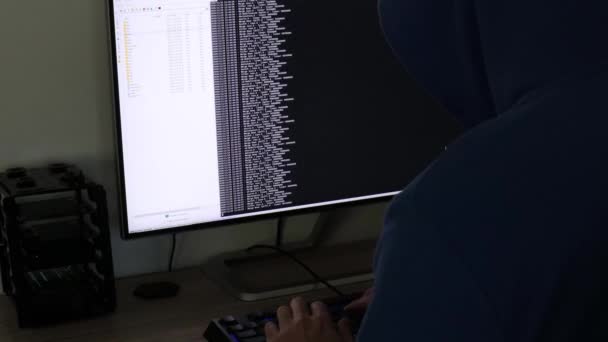 ハッカーは攻撃のためにホワイトコードを書きます コンピュータでウイルスをプログラムする — ストック動画