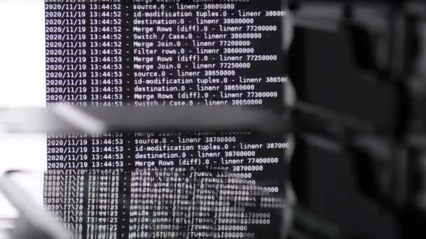 Weißer Computersoftware Code Der Sich Auf Einem Schwarzen Monitor Bewegt — Stockvideo