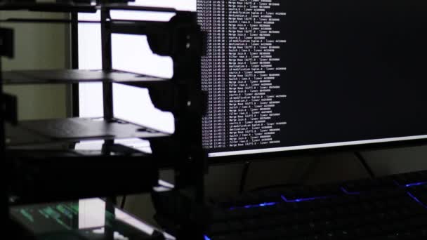 Código Software Computadora Blanca Que Mueve Monitor Negro Reflejan Vidrio — Vídeo de stock