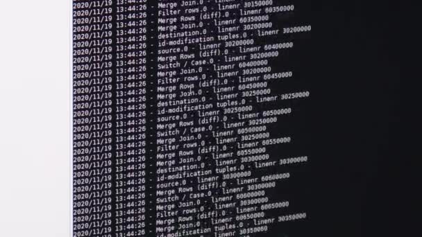 Witte Computersoftware Code Beweegt Een Zwarte Monitor Computer Hacken Proces — Stockvideo