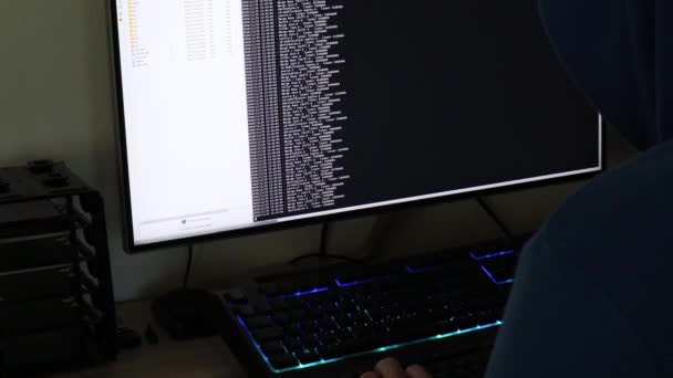 Een Hacker Schrijft Code Voor Een Aanval Programmeer Een Virus — Stockvideo