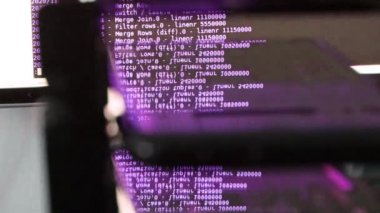 Siyah ekranda hareket eden mor bilgisayar yazılım kodu cama yansıyor. Raf sunucu tabanı, dinamik metin çalışan ve pc ekranında akan soyut bilgisayar hack 'leme işlemi.