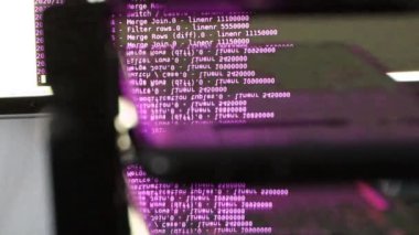 Siyah ekranda hareket eden mor bilgisayar yazılım kodu cama yansıyor. Raf sunucu tabanı, dinamik metin çalışan ve pc ekranında akan soyut bilgisayar hack 'leme işlemi.