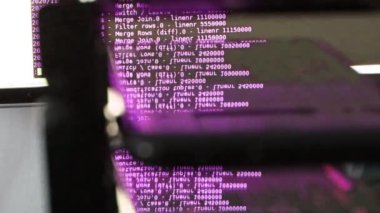 Siyah ekranda hareket eden pembe bilgisayar yazılım kodu cama yansıyor. Raf sunucu tabanı, dinamik metin çalışan ve pc ekranında akan soyut bilgisayar hack 'leme işlemi.