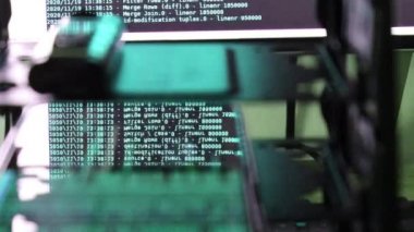 Siyah ekranda hareket eden gök mavisi bilgisayar yazılım kodu cama yansıyor. Raf sunucu tabanı, dinamik metin çalışan ve pc ekranında akan soyut bilgisayar hack 'leme işlemi.