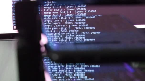 Código Software Computadora Azul Que Mueve Monitor Negro Reflejan Vidrio — Vídeos de Stock