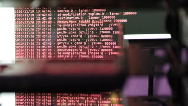 Roter Computersoftware Code Der Sich Auf Einem Schwarzen Monitor Bewegt — Stockvideo