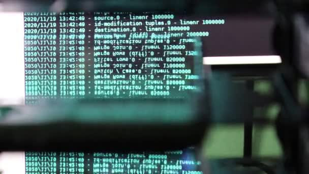 ブラックモニター上を移動するAzureコンピュータソフトウェアコードは ガラスに反映されます 概要ラックサーバベースで処理中のコンピュータのハッキング 動的テキストの実行とPc画面上で流れる — ストック動画