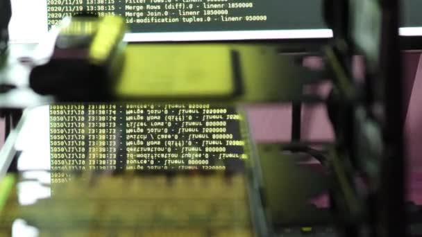 Žlutý Počítačový Softwarový Kód Pohybující Černém Monitoru Odrážejícím Skle Abstraktní — Stock video