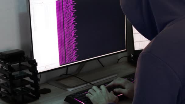 Хакер Пише Фіолетовий Код Атаки Програмувати Вірус Вашим Комп Ютером — стокове відео