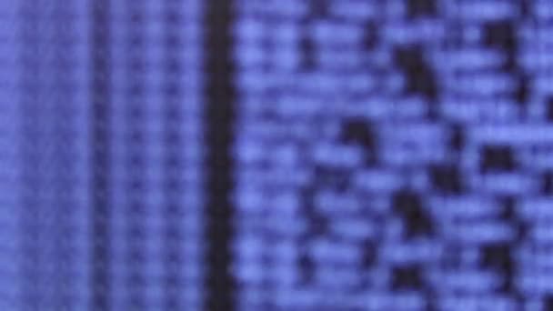 ブラックモニター上で動くブルーコンピューターソフトウェアコードは ガラスに焦点を当てたものを反映している 概要ラックサーバベースで処理中のコンピュータのハッキング 動的テキストの実行とPc画面上で流れる — ストック動画
