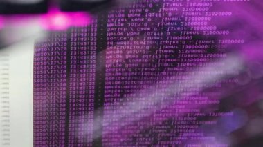 Siyah ekranda hareket eden mor bilgisayar yazılım kodu cama yansıyor. Raf sunucu tabanı, dinamik metin çalışan ve pc ekranında akan soyut bilgisayar hack 'leme işlemi.
