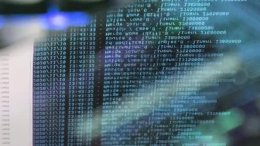 Siyah ekranda hareket eden mavi bilgisayar yazılım kodu cama yansıyor. Raf sunucu tabanı, dinamik metin çalışan ve pc ekranında akan soyut bilgisayar hack 'leme işlemi.