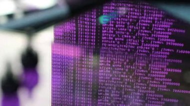 Siyah ekranda hareket eden mor bilgisayar yazılım kodu cama yansıyor. Raf sunucu tabanı, dinamik metin çalışan ve pc ekranında akan soyut bilgisayar hack 'leme işlemi.