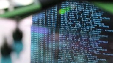 Siyah ekranda hareket eden mavi bilgisayar yazılım kodu cama yansıyor. Raf sunucu tabanı, dinamik metin çalışan ve pc ekranında akan soyut bilgisayar hack 'leme işlemi.
