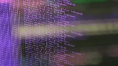 Siyah ekranda hareket eden mor bilgisayar yazılım kodu cama yansıyor. Raf sunucu tabanı, dinamik metin çalışan ve pc ekranında akan soyut bilgisayar hack 'leme işlemi.