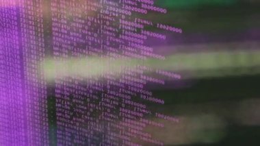 Siyah ekranda hareket eden mor bilgisayar yazılım kodu cama yansıyor. Raf sunucu tabanı, dinamik metin çalışan ve pc ekranında akan soyut bilgisayar hack 'leme işlemi.