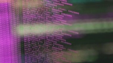 Siyah ekranda hareket eden pembe bilgisayar yazılım kodu cama yansıyor. Raf sunucu tabanı, dinamik metin çalışan ve pc ekranında akan soyut bilgisayar hack 'leme işlemi.