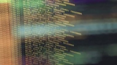 Siyah ekranda hareket eden turuncu bilgisayar yazılım kodu cama yansıyor. Raf sunucu tabanı, dinamik metin çalışan ve pc ekranında akan soyut bilgisayar hack 'leme işlemi.