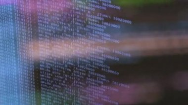 Siyah ekranda hareket eden mavi bilgisayar yazılım kodu cama yansıyor. Raf sunucu tabanı, dinamik metin çalışan ve pc ekranında akan soyut bilgisayar hack 'leme işlemi.