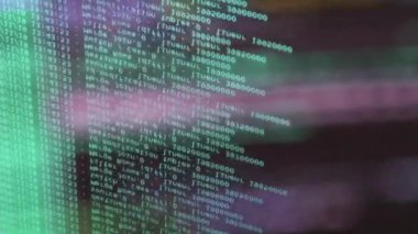 Siyah ekranda hareket eden gök mavisi bilgisayar yazılım kodu cama yansıyor. Raf sunucu tabanı, dinamik metin çalışan ve pc ekranında akan soyut bilgisayar hack 'leme işlemi.