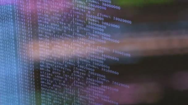 Code Logiciel Bleu Déplaçant Sur Écran Noir Réfléchissent Sur Verre — Video