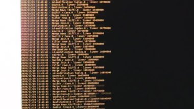 Turuncu bilgisayar yazılım kodu siyah ekranda hareket ediyor. Bilgisayar hackleme işlemi, pc ekranında çalışan ve akan dinamik metin.